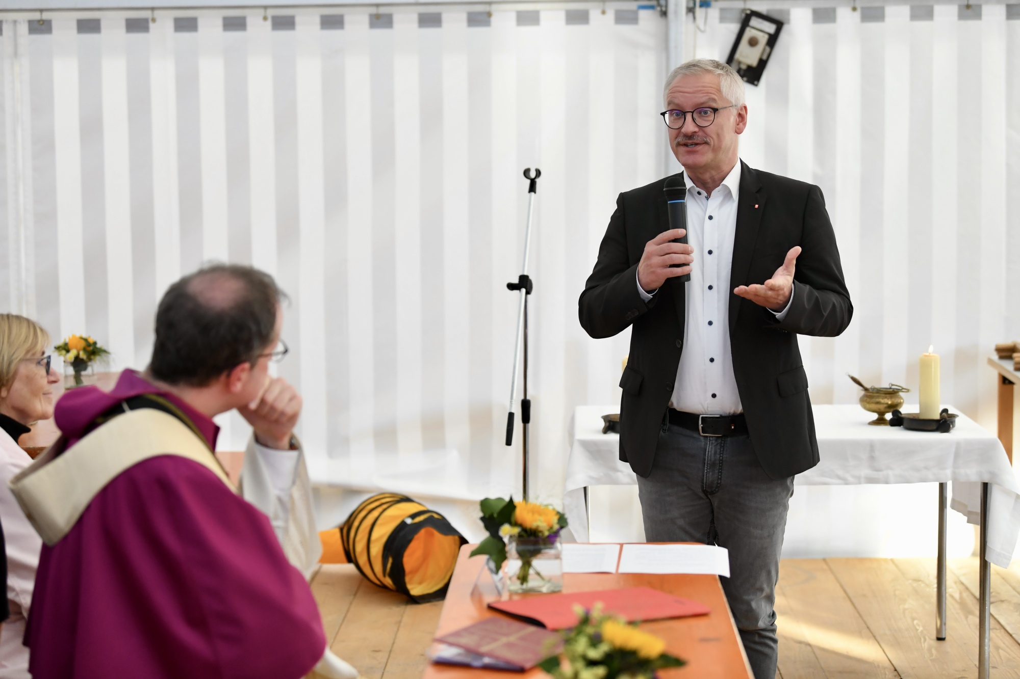 Person gestikuliert vor Zuhörern