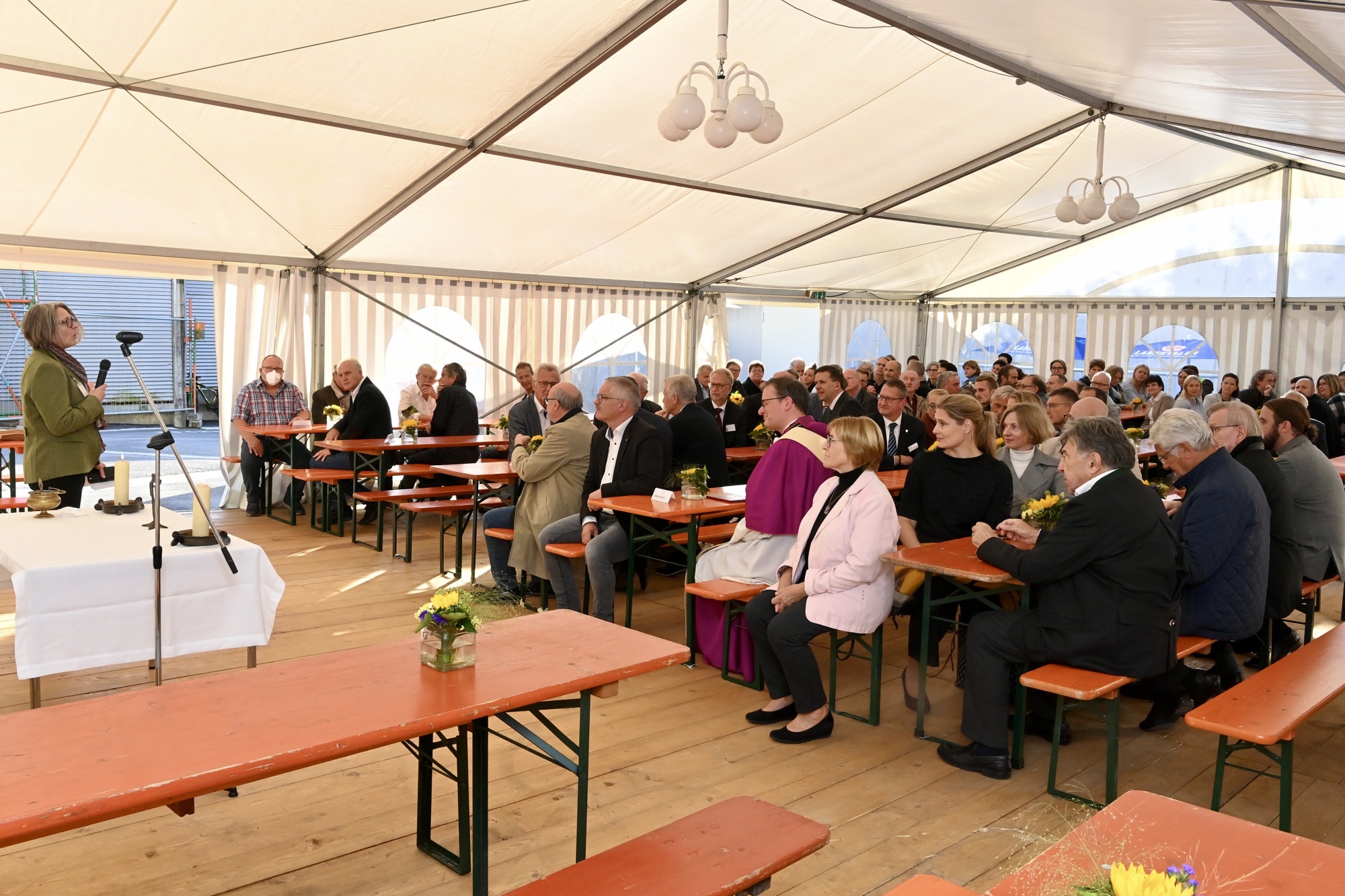 Personen in Bierzelt